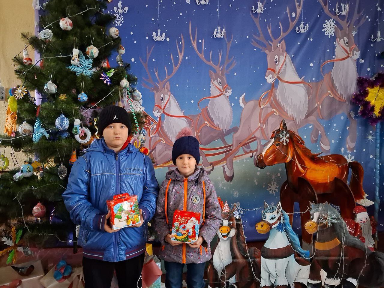 В Чернянке и Новокаменке детям льготных категорий вручили сладкие новогодние подарки от администрации В Чернянке и Новокаменке детям льготных категорий вручили сладкие новогодние подарки от администрации