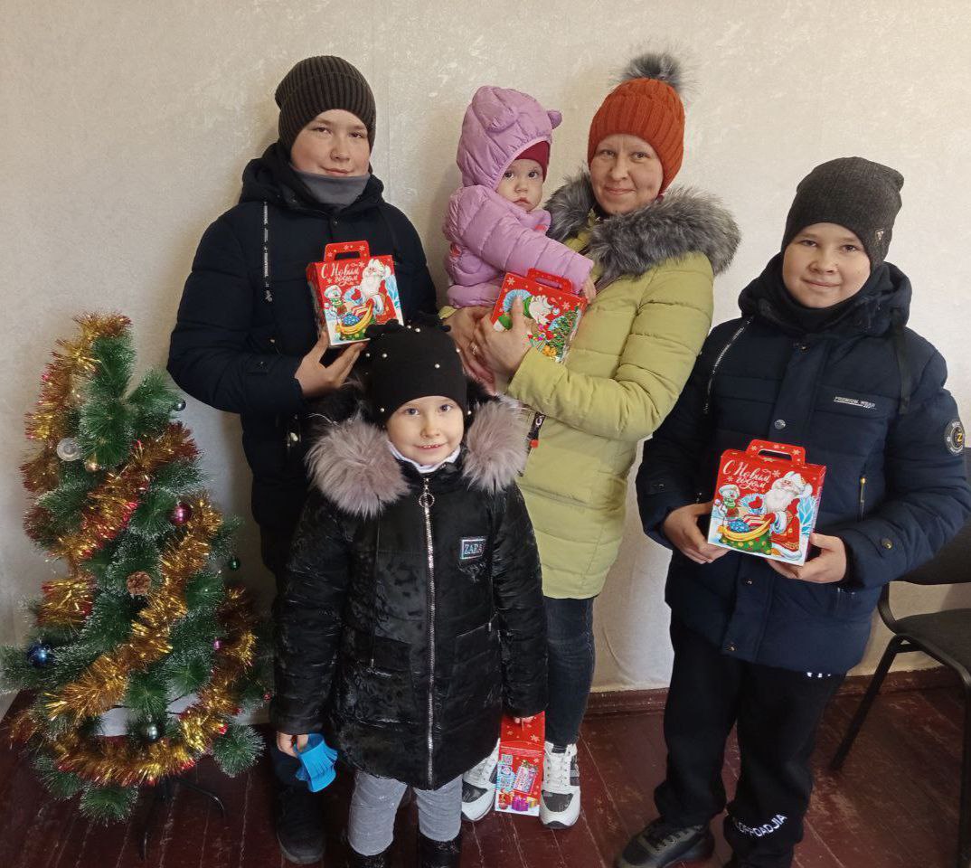 В Чернянке и Новокаменке детям льготных категорий вручили сладкие новогодние подарки от администрации В Чернянке и Новокаменке детям льготных категорий вручили сладкие новогодние подарки от администрации