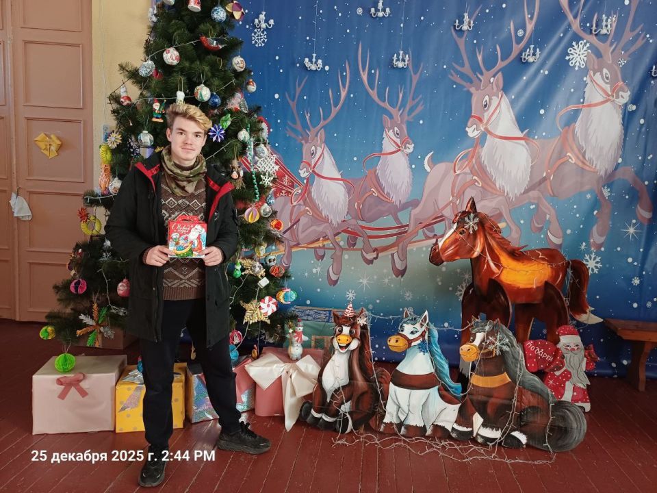 В Чернянском территориальном отделе поздравили детей льготных категорий с новогодними праздниками и вручили сладкие подарки от администрации Каховского муниципального округа В Чернянском территориальном отделе поздравили детей льготных категорий с новогодними праздниками и вручили сладкие подарки от администрации Каховского муниципального округа