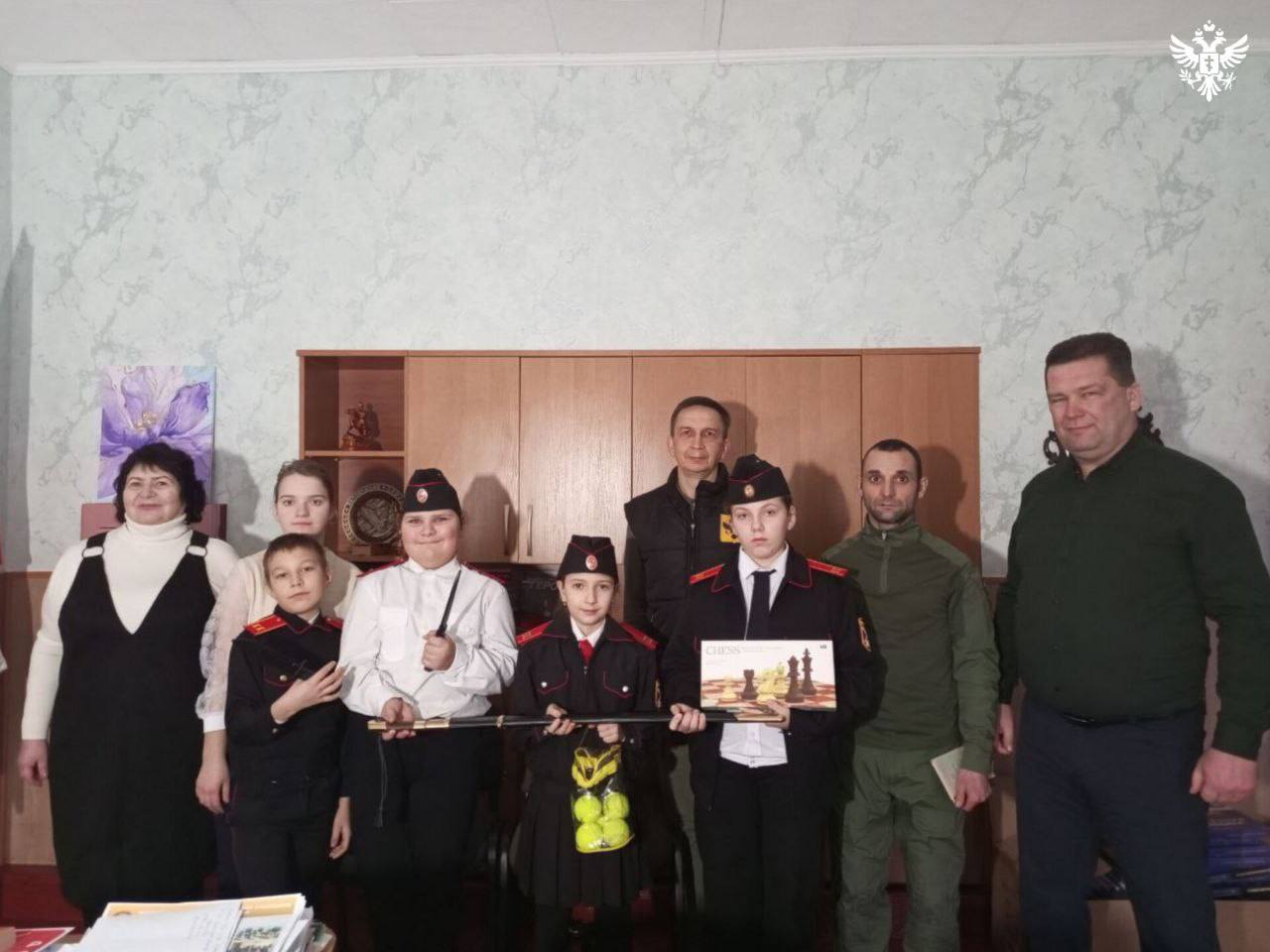 Рождественские подарки передали учащимся казачьих классов Хлебодаровки Рождественские подарки передали учащимся казачьих классов Хлебодаровки