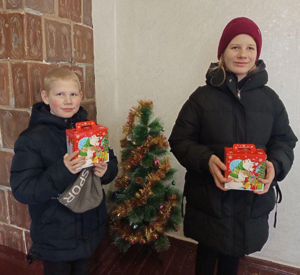 В Чернянке и Новокаменке детям льготных категорий вручили сладкие новогодние подарки от администрации В Чернянке и Новокаменке детям льготных категорий вручили сладкие новогодние подарки от администрации