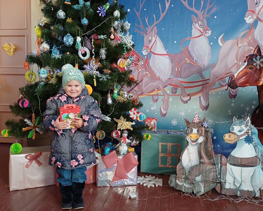 В Чернянке и Новокаменке детям льготных категорий вручили сладкие новогодние подарки от администрации