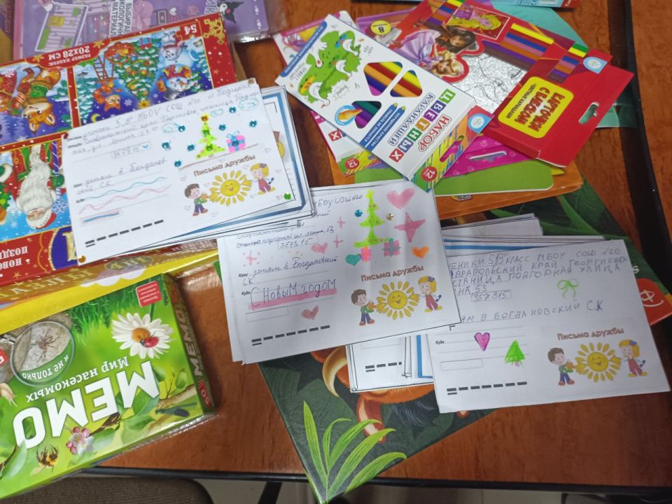 Волонтеры из Ставропольского края передали сладкие новогодние подарки для детей и гуманитарную помощь жителям села Богдановка Волонтеры из Ставропольского края передали сладкие новогодние подарки для детей и гуманитарную помощь жителям села Богдановка