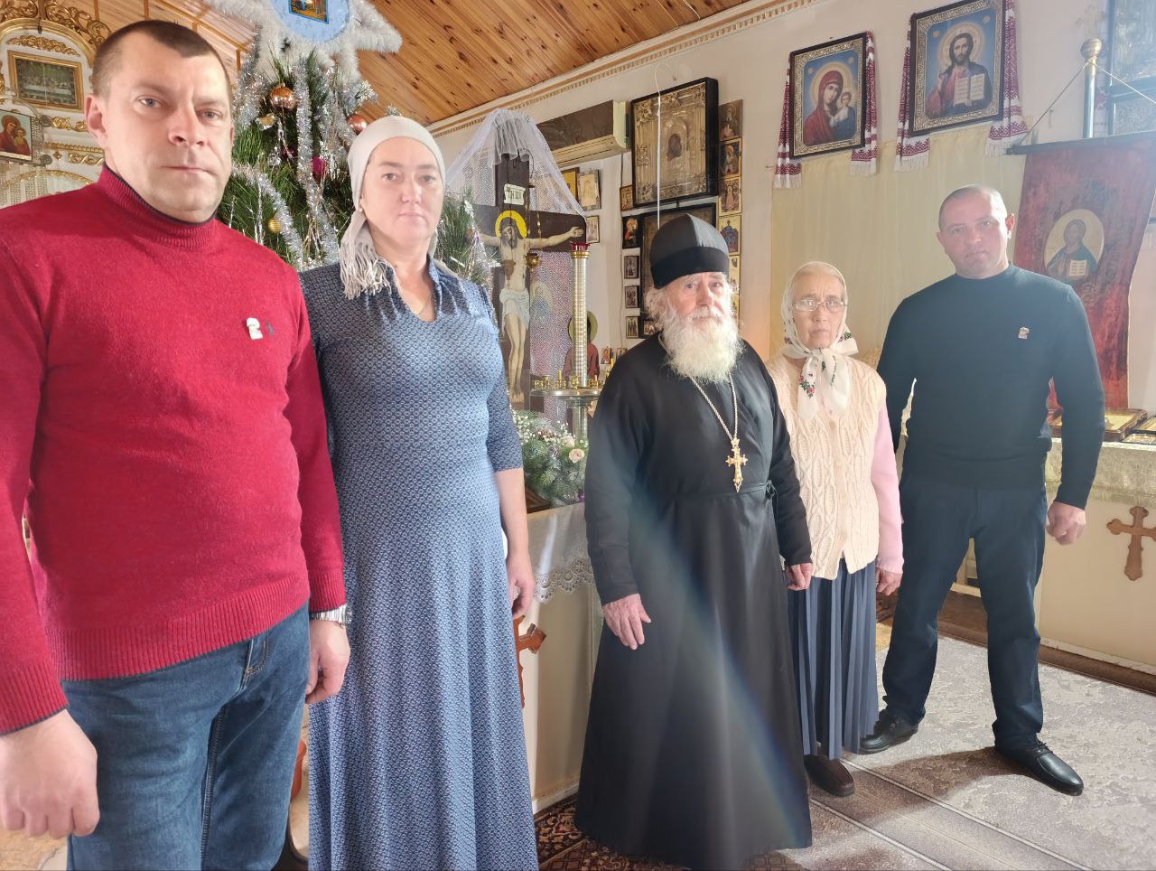 Дорогие друзья!. В светлый праздник Рождества Христова муниципальные депутаты партии «Единая Россия» Морозык Александр и Виноградов Геннадий приняли участие в праздничной Рождественской службе в церкви Архистратига Михаила в... Дорогие друзья!. В светлый праздник Рождества Христова муниципальные депутаты партии «Единая Россия» Морозык Александр и Виноградов Геннадий приняли участие в праздничной Рождественской службе в церкви Архистратига Михаила в...