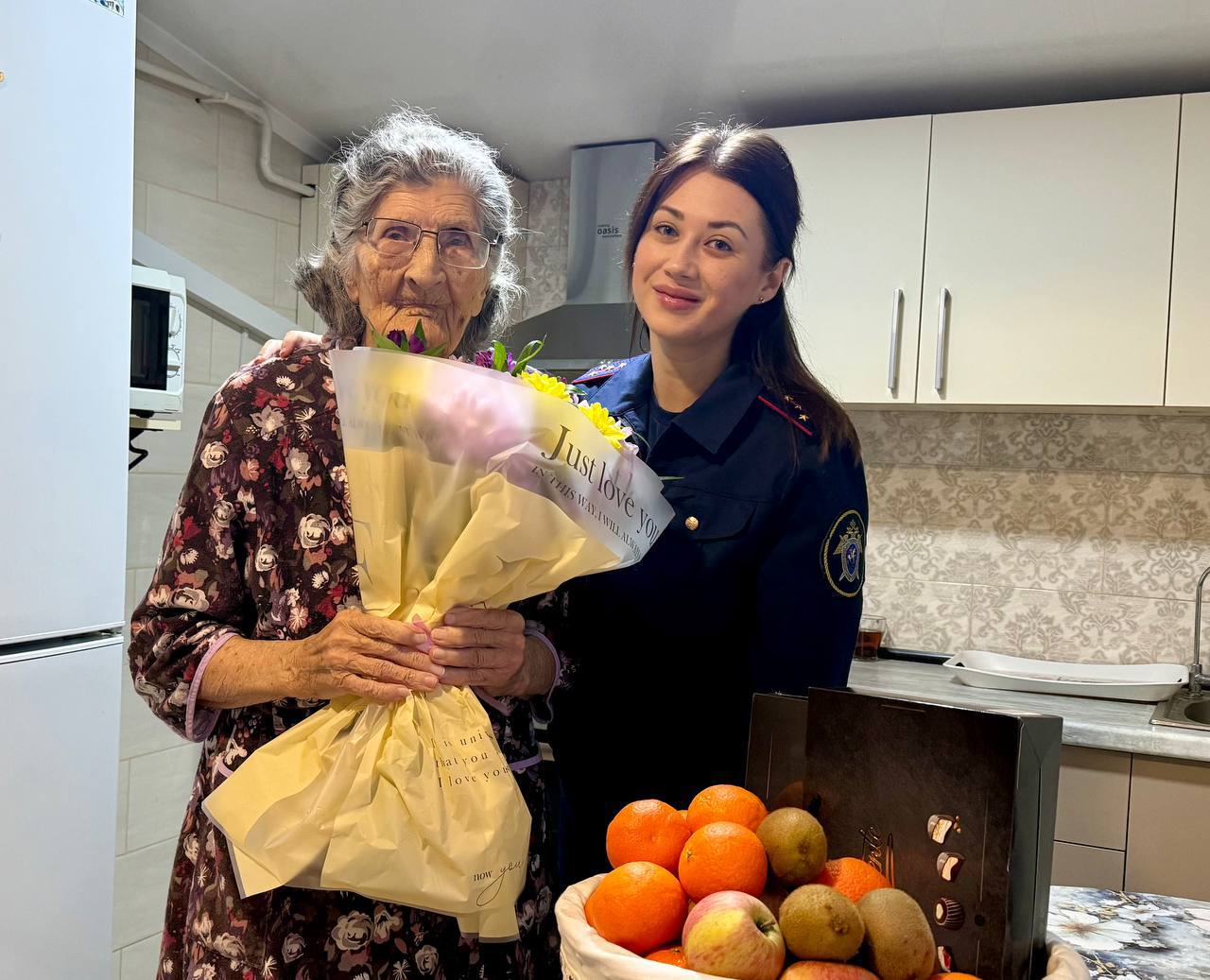 Сотрудники Следственного комитета навестили 96-летнюю участницу Великой Отечественной войны Лидию Губаренко, чтобы поздравить ее с Новым годом