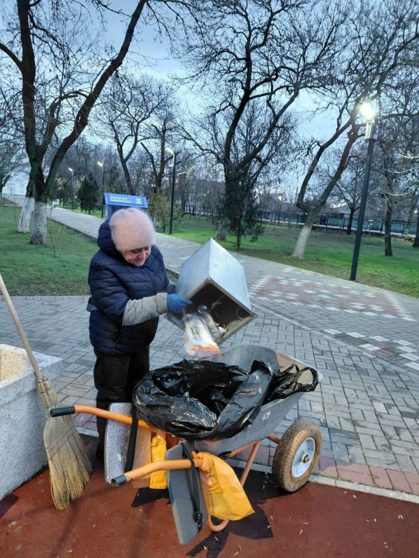 Работы по благоустройству округа продолжаются и в праздничные дни Работы по благоустройству округа продолжаются и в праздничные дни