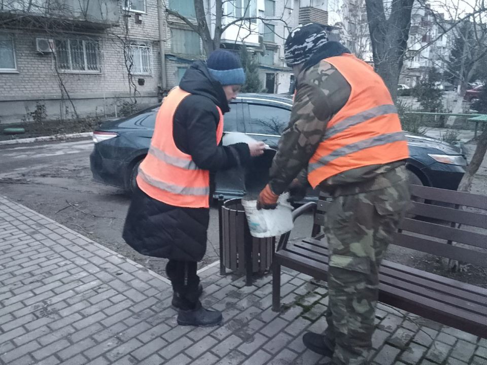 Работы по благоустройству округа продолжаются и в праздничные дни Работы по благоустройству округа продолжаются и в праздничные дни