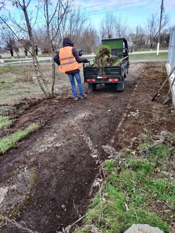 Работы по благоустройству округа продолжаются и в праздничные дни Работы по благоустройству округа продолжаются и в праздничные дни