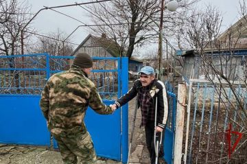 Военнослужащие Росгвардии оказали гуманитарную помощь жителям Херсонской области