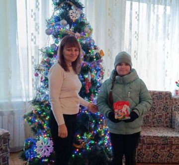 В Коробках и Заозерном детям льготных категорий вручили сладкие новогодние подарки от администрации