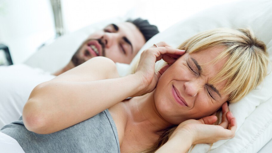 Не спать на спине. Врач рассказал, как избавиться от храпа