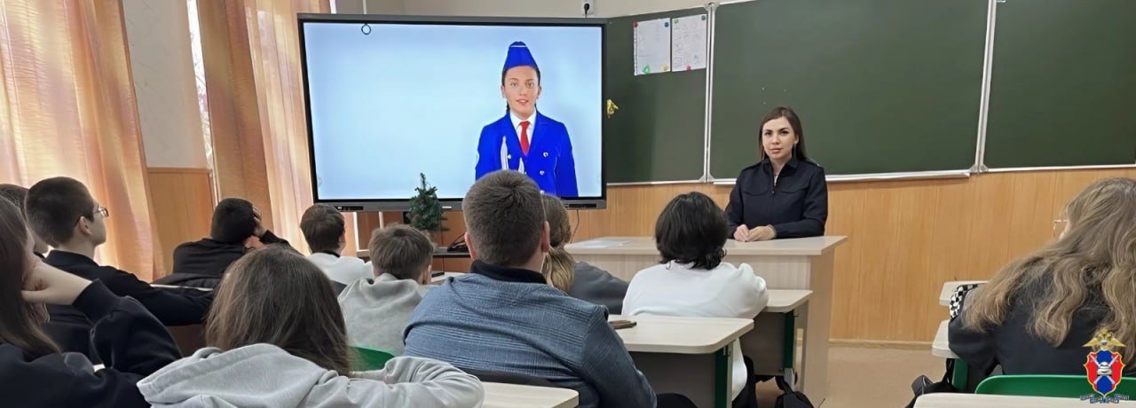 В Геническом округе Херсонской области сотрудники Госавтоинспекции провели профилактическое занятие со школьниками