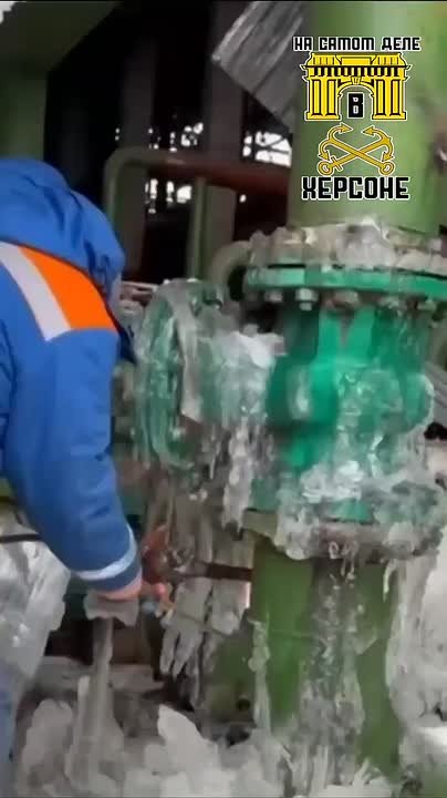 Смехопанорама по Киевски. Кличко, с умным видом показывает, как на камеру пытаются разморозить трубы… горелкой! Результат, естественно, нулевой