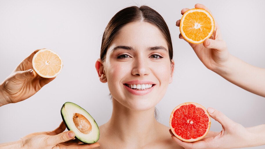 Секреты молодости кожи: эксперт рассказала, почему диеты старят, а консервы омолаживают