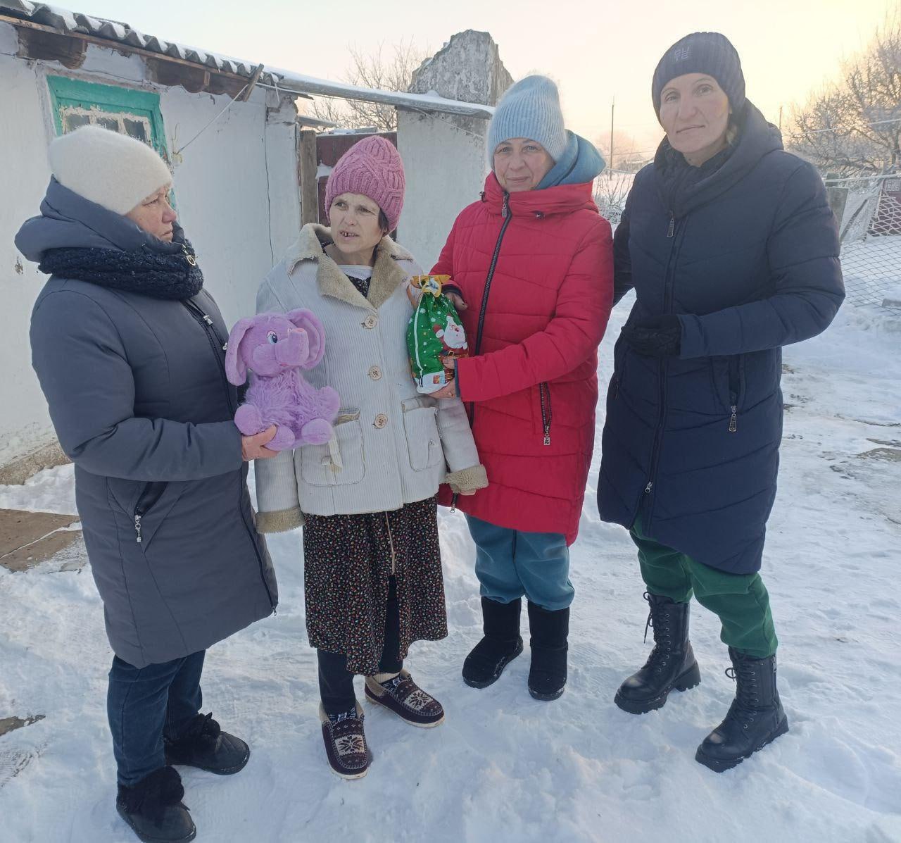 Работники культуры села Богдановка поздравили жителей с инвалидностью с новогодними праздниками на дому Работники культуры села Богдановка поздравили жителей с инвалидностью с новогодними праздниками на дому
