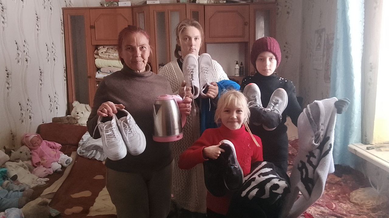 От имени многодетной мамы Елены из с. Архангельская Слобода Каховского округа передаём искреннюю благодарность Патриаршей гуманитарной миссии за новые вещи для ее девочек, Специальному Гуманитарному центру Крымской...