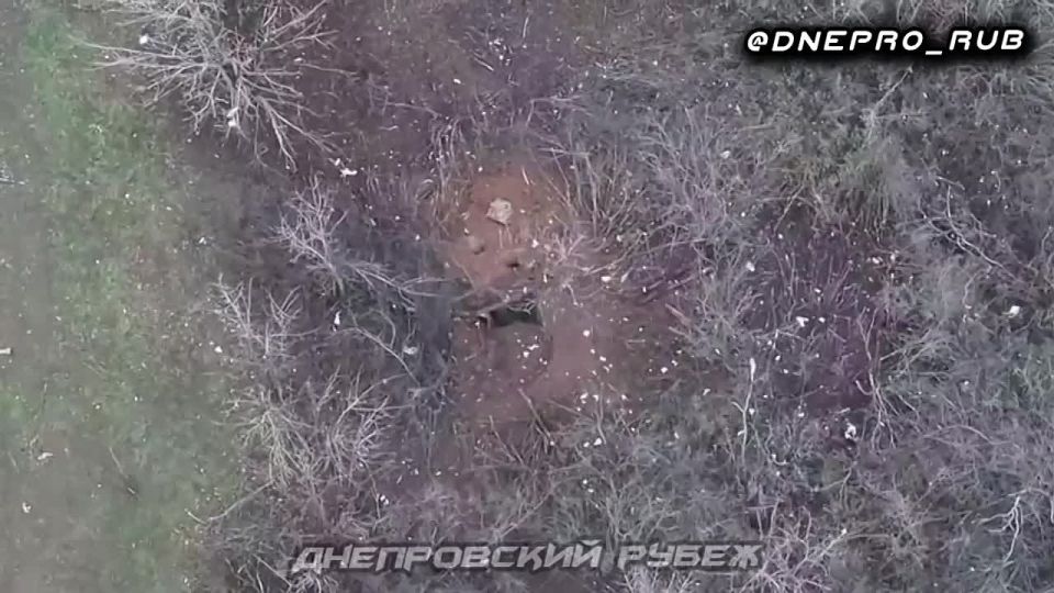 Операторы дронов 4-й военной базы ЮВО из состава ГрВ «Днепр» нанесли удар по линии обороны противника севернее н.п. Орехов в Запорожской области