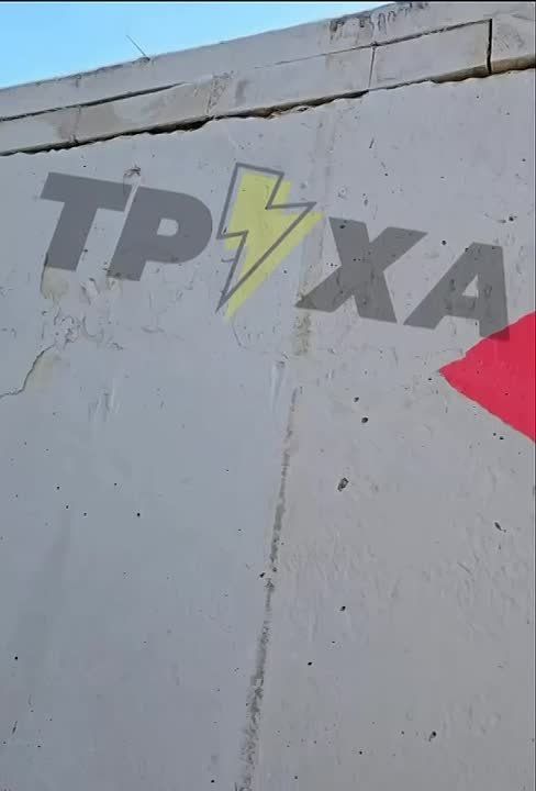 В Херсоне, который сейчас временно под контролем Украины, народ возмущен: укрытия от обстрелов заколотили какими-то досками