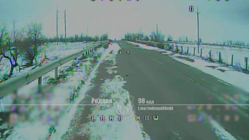 Все основные магистрали и транспортные узлы под надзором наших FPV расчётов! Разведчики 215-го орб продолжают активно сжигать транспорт и технику всу на Херсонском направлении!