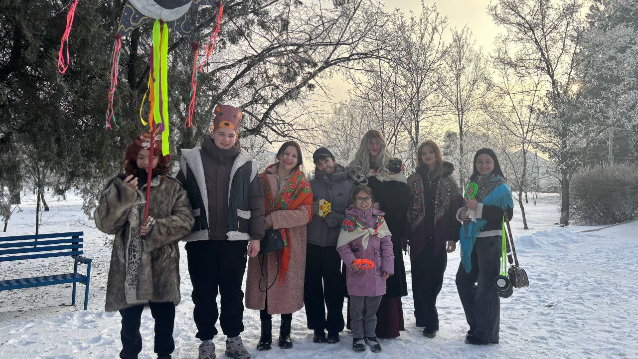Для жителей села Дмитровка работники культуры подготовили и провели театрализованное представление «Маланка ходила Василя водила!»
