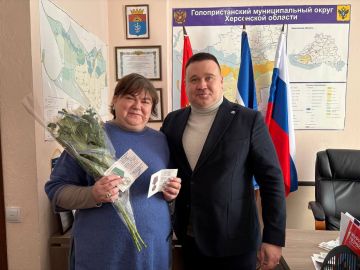 Виталий Титаренко: Вручил награды сотрудникам администрации от региональной общественной организации «Чистый Крым»