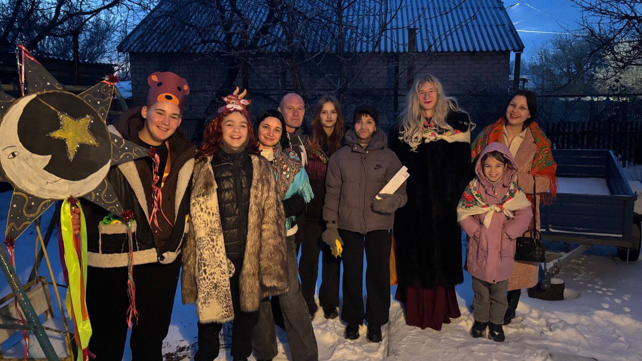 Для жителей села Дмитровка работники культуры подготовили и провели театрализованное представление «Маланка ходила Василя водила!» Для жителей села Дмитровка работники культуры подготовили и провели театрализованное представление «Маланка ходила Василя водила!»