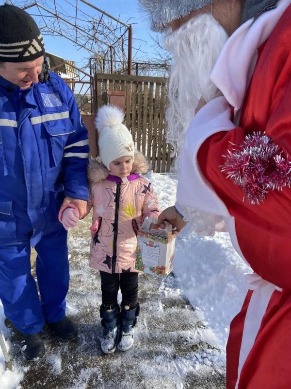 Волшебство к малышам Тарасовки: Дед Мороз и Снегурочка поздравили каждый дом Волшебство к малышам Тарасовки: Дед Мороз и Снегурочка поздравили каждый дом