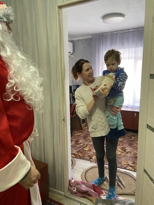 Волшебство к малышам Тарасовки: Дед Мороз и Снегурочка поздравили каждый дом Волшебство к малышам Тарасовки: Дед Мороз и Снегурочка поздравили каждый дом