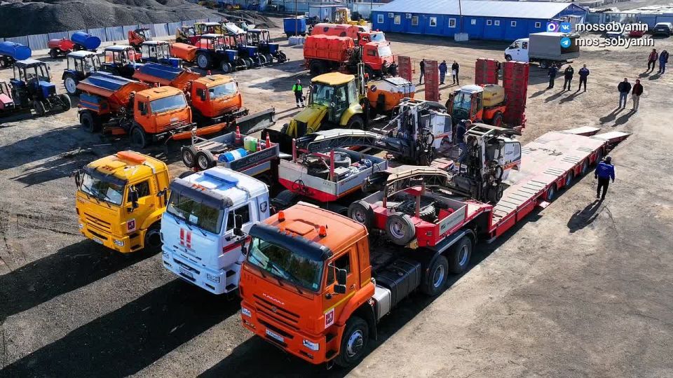 Москва передала Херсонской области порядка 50 единиц коммунальной техники в 2025 году