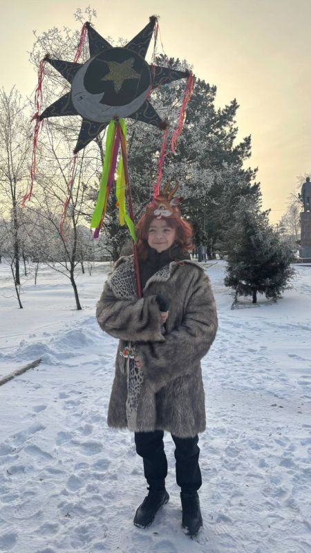 Для жителей села Дмитровка работники культуры подготовили и провели театрализованное представление «Маланка ходила Василя водила!» Для жителей села Дмитровка работники культуры подготовили и провели театрализованное представление «Маланка ходила Василя водила!»
