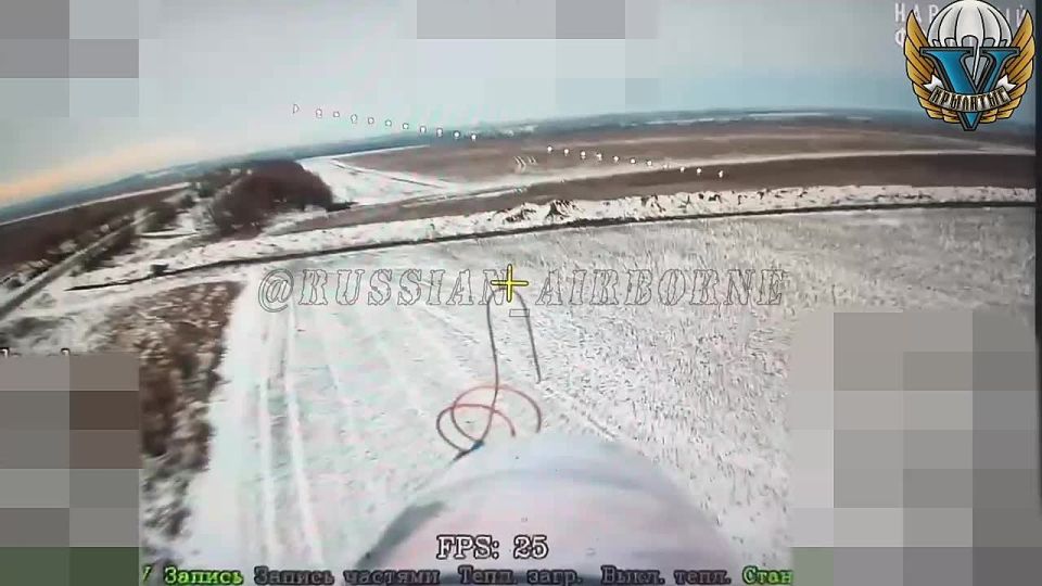 Сумское направление. Нащупали Ахиллесову пяту у бронемашины противника, уложив дрон между обшивкой @russian_airborne