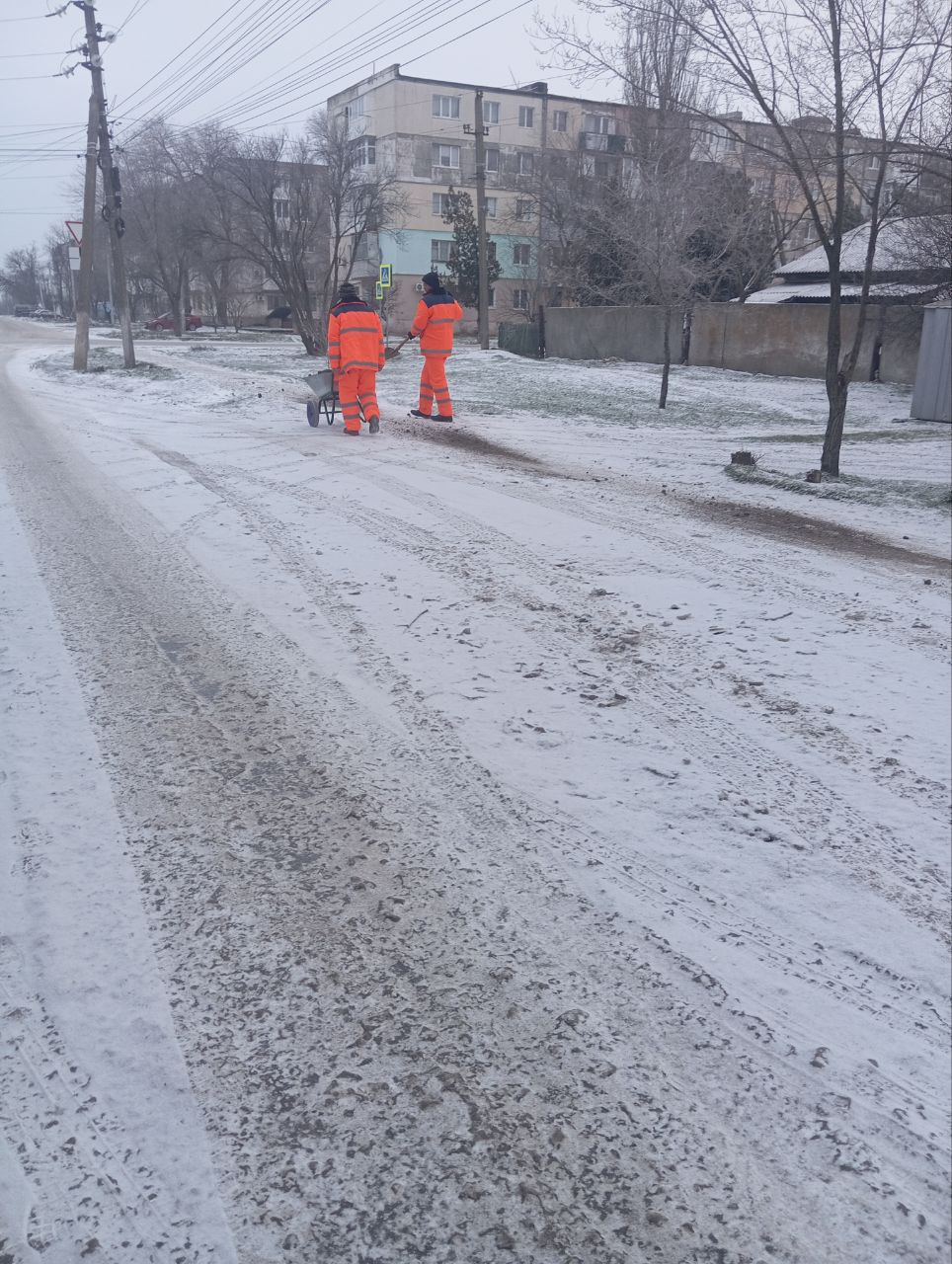 Евгения Кузьменко: С самого утра сотрудники Новотроицкого жилищно- коммунального предприятия убирают снег и посыпают тротуары песком для безопасного перемещения пешеходов на территории Новотроицкого муниципального округа Евгения Кузьменко: С самого утра сотрудники Новотроицкого жилищно- коммунального предприятия убирают снег и посыпают тротуары песком для безопасного перемещения пешеходов на территории Новотроицкого муниципального округа