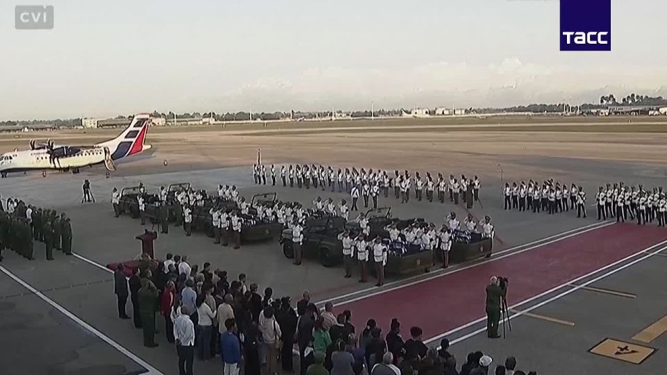 Рауль Кастро возглавил церемонию прощания с погибшими в Венесуэле кубинскими военными