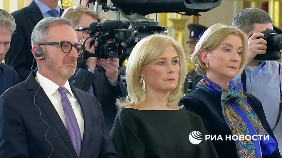 Путин сегодня в Кремле принимает верительные грамоты у 34 вновь прибывших иностранных послов