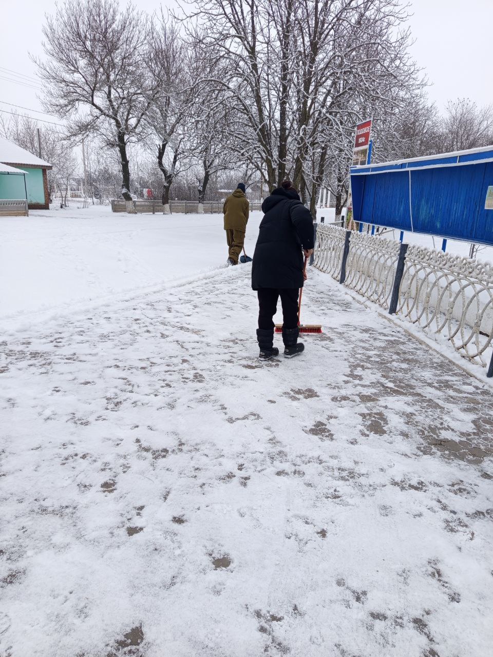 Евгения Кузьменко: С самого утра сотрудники Новотроицкого жилищно- коммунального предприятия убирают снег и посыпают тротуары песком для безопасного перемещения пешеходов на территории Новотроицкого муниципального округа Евгения Кузьменко: С самого утра сотрудники Новотроицкого жилищно- коммунального предприятия убирают снег и посыпают тротуары песком для безопасного перемещения пешеходов на территории Новотроицкого муниципального округа