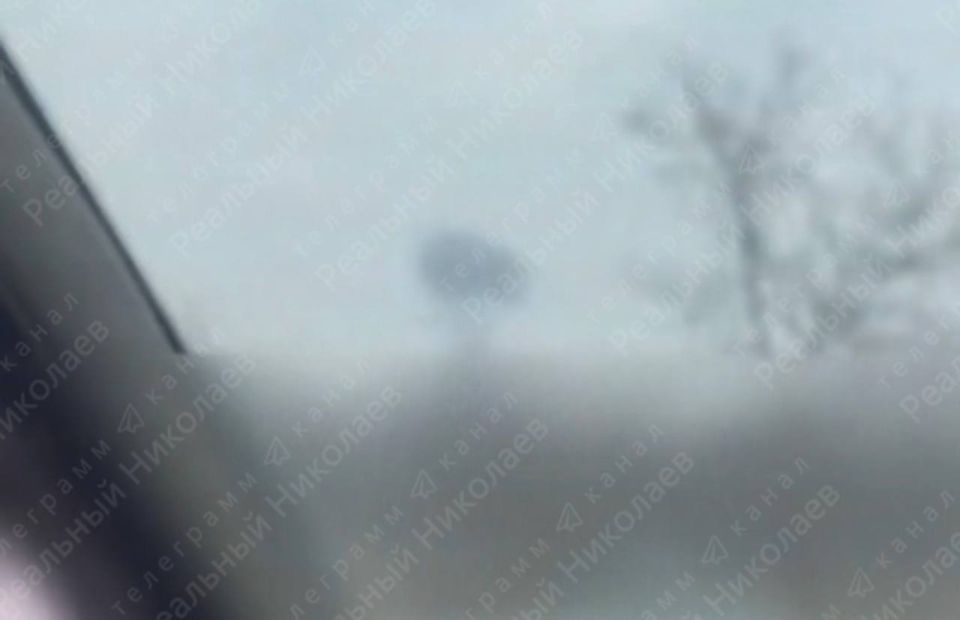 Николаев - два прилета. Над естами попаданий клубится дым