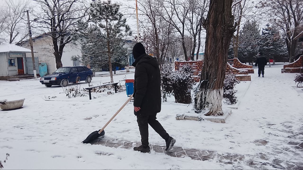 Евгения Кузьменко: С самого утра сотрудники Новотроицкого жилищно- коммунального предприятия убирают снег и посыпают тротуары песком для безопасного перемещения пешеходов на территории Новотроицкого муниципального округа