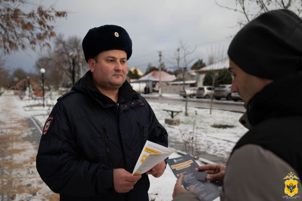 В Геническе полицейские провели мероприятия по информированию населения о способах противодействия дистанционным мошенничествам