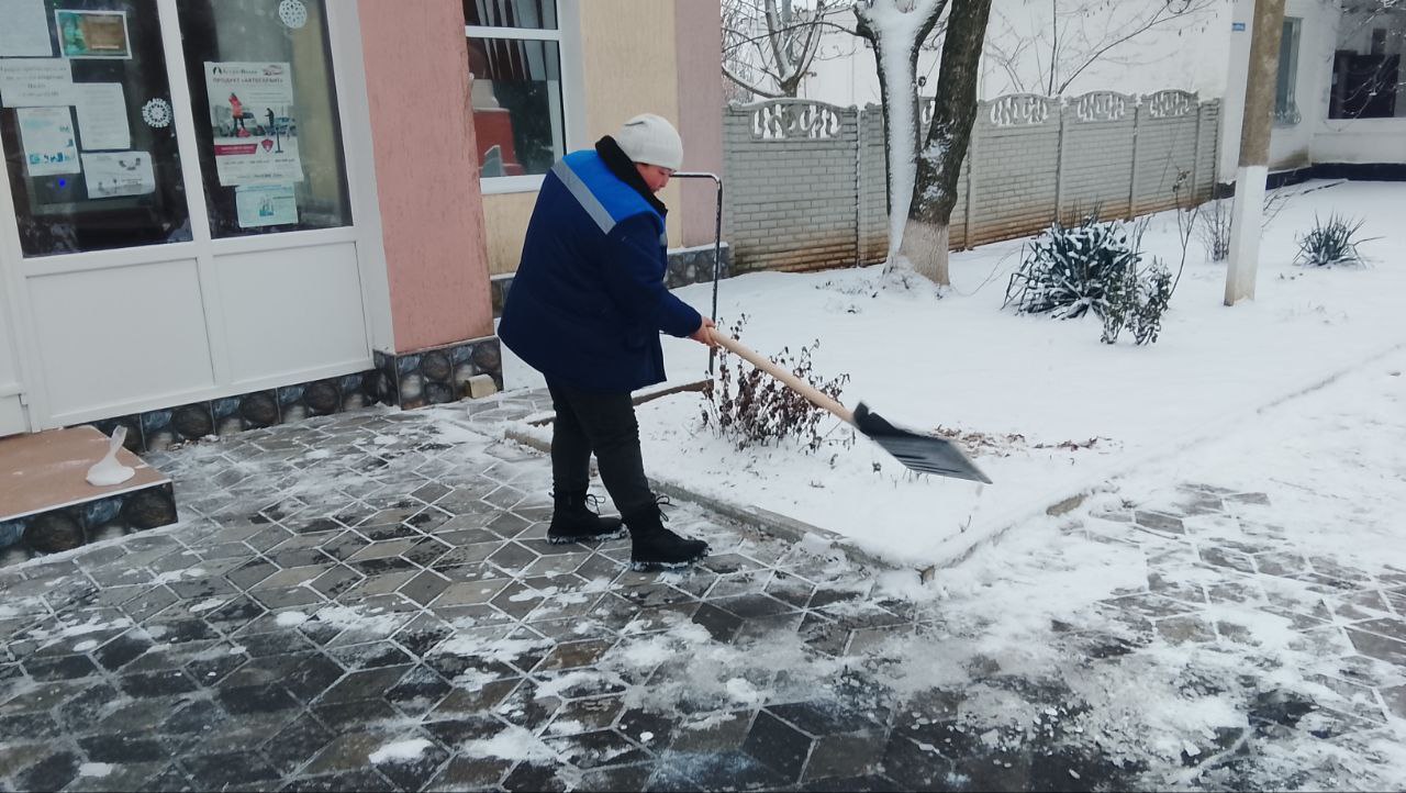 Евгения Кузьменко: С самого утра сотрудники Новотроицкого жилищно- коммунального предприятия убирают снег и посыпают тротуары песком для безопасного перемещения пешеходов на территории Новотроицкого муниципального округа Евгения Кузьменко: С самого утра сотрудники Новотроицкого жилищно- коммунального предприятия убирают снег и посыпают тротуары песком для безопасного перемещения пешеходов на территории Новотроицкого муниципального округа