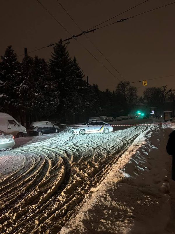 Во Львове ночью дрон упал на площадку возле памятника Степана Бандеры Во Львове ночью дрон упал на площадку возле памятника Степана Бандеры