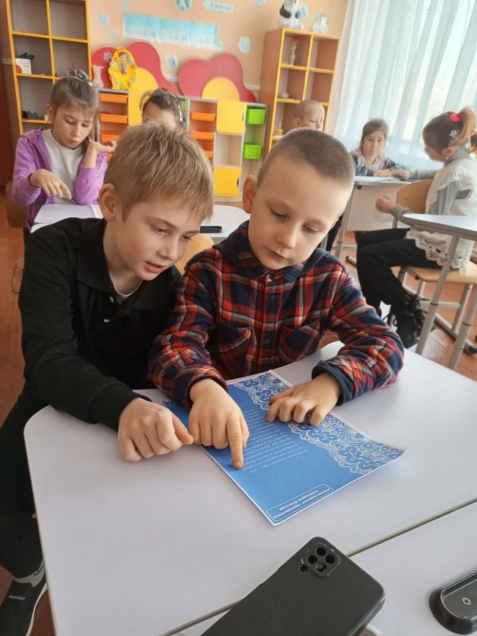 В Гавриловской школе прошло увлекательное занятие «Мозаика зимних чудес: традиции народов России» В Гавриловской школе прошло увлекательное занятие «Мозаика зимних чудес: традиции народов России»