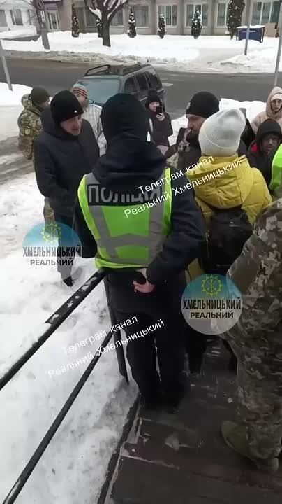 Хмельницкий, народ пытается спасти очередную жертву "людоловов", но, похоже, не слишком успешно