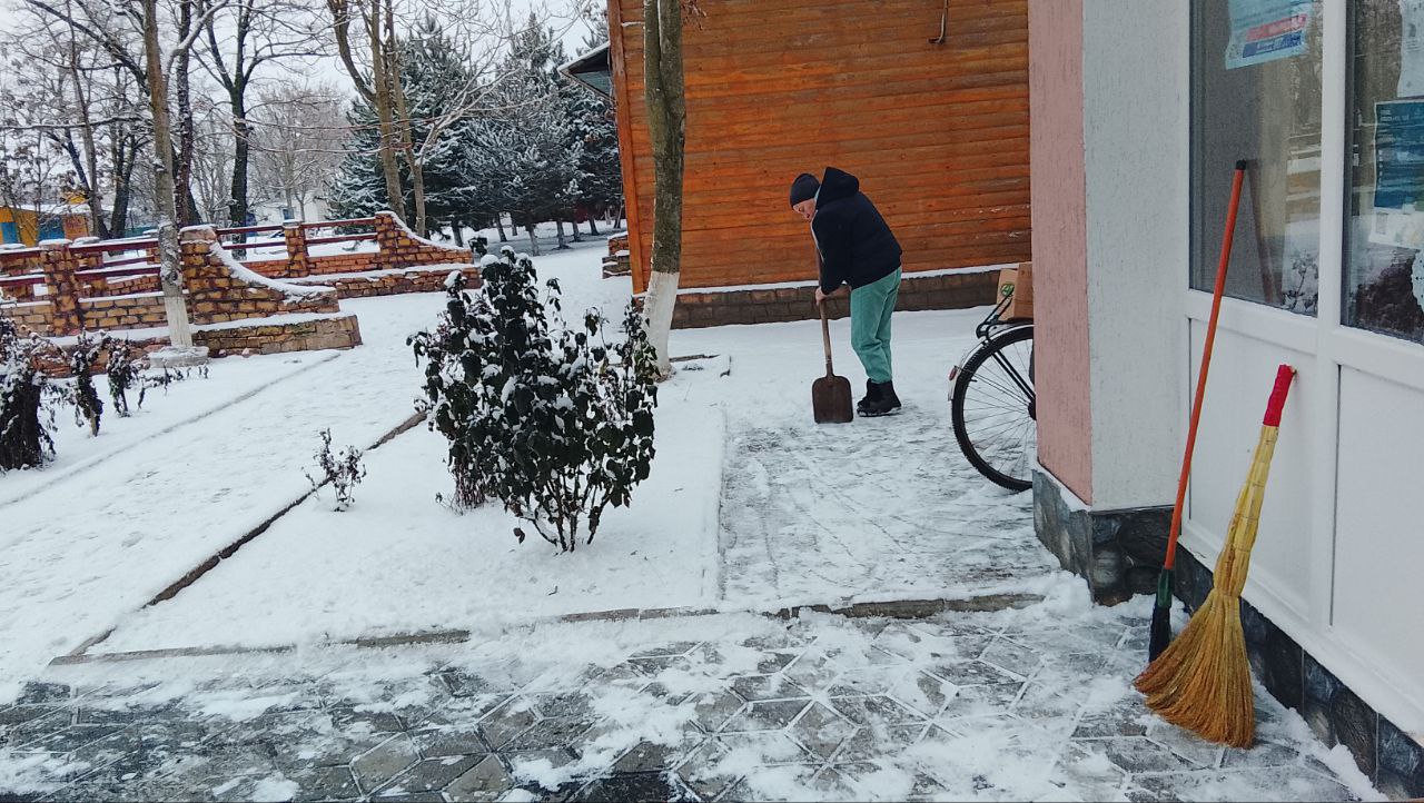 Евгения Кузьменко: С самого утра сотрудники Новотроицкого жилищно- коммунального предприятия убирают снег и посыпают тротуары песком для безопасного перемещения пешеходов на территории Новотроицкого муниципального округа Евгения Кузьменко: С самого утра сотрудники Новотроицкого жилищно- коммунального предприятия убирают снег и посыпают тротуары песком для безопасного перемещения пешеходов на территории Новотроицкого муниципального округа