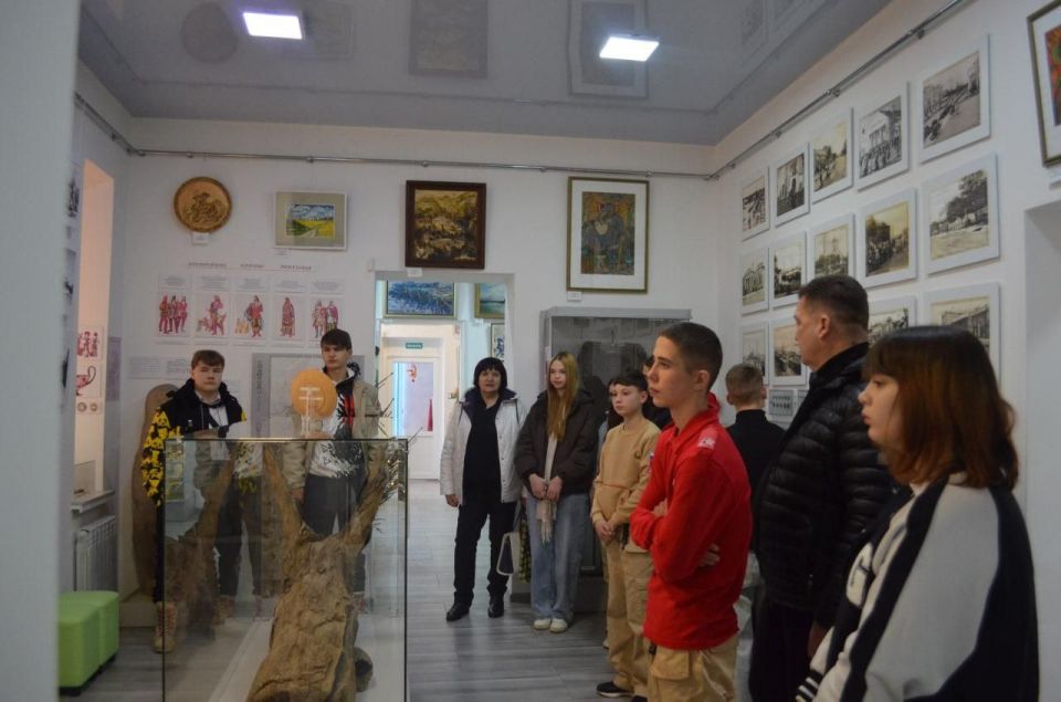 Школьники-юнармейцы из Чаплинского муниципального округа побывали в краеведческом музее Генического МО Школьники-юнармейцы из Чаплинского муниципального округа побывали в краеведческом музее Генического МО