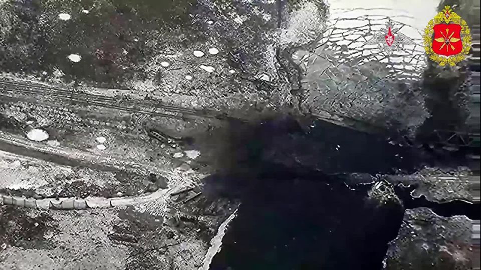 ВКС РФ авиабомбой ФАБ-500 уничтожили переправу ВСУ через реку Оскол у Осинова в Харьковской области, сообщили в МО