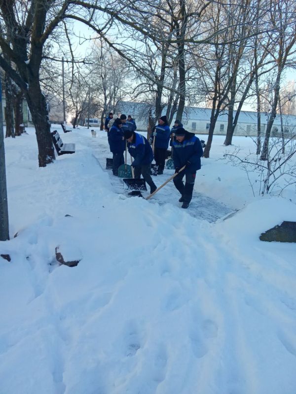 Каховские коммунальщики расчищают улицы в селах округа