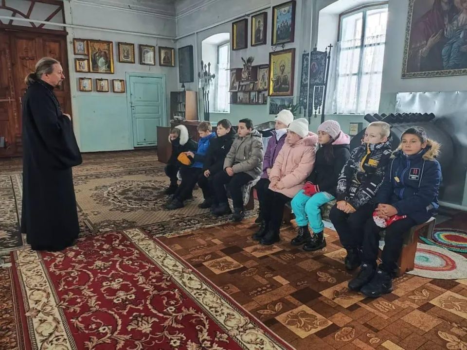 Духовное просвещение: учащиеся Приморской школы посетили храм святого Архистратига Михаила Духовное просвещение: учащиеся Приморской школы посетили храм святого Архистратига Михаила