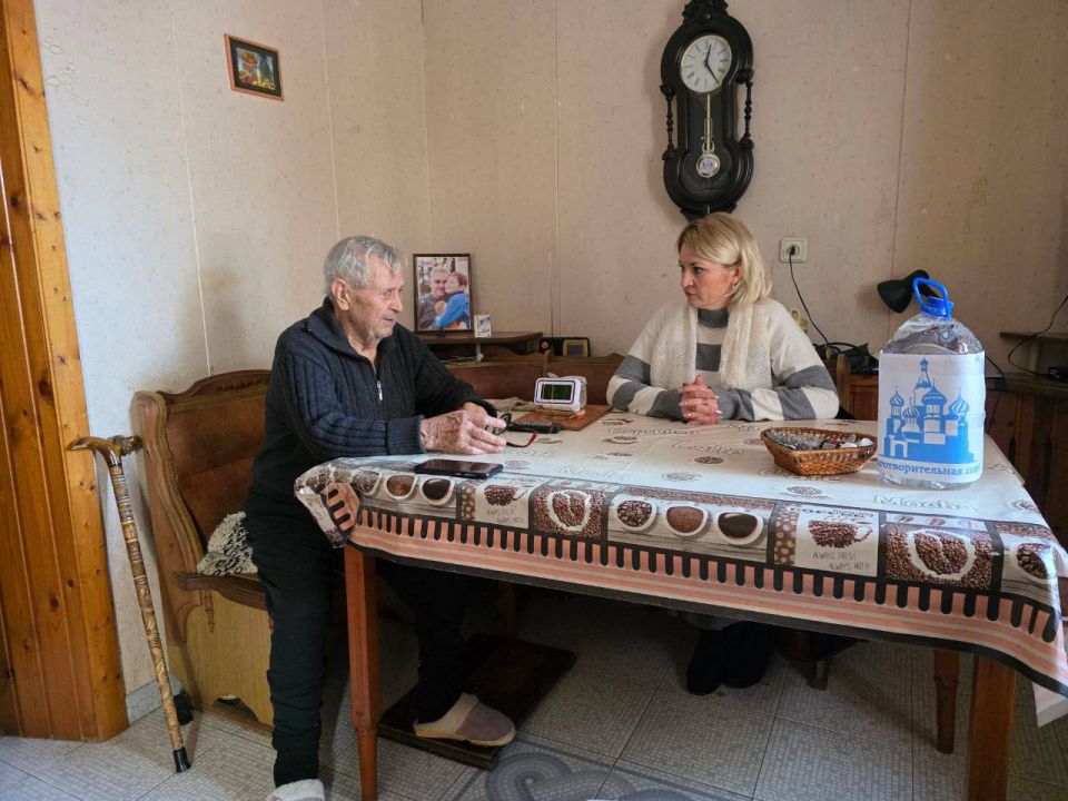 Освященную воду в праздник Крещение Господне доставляют маломобильным жителям Херсонской области волонтеры Единой России и молодогвардейцы Освященную воду в праздник Крещение Господне доставляют маломобильным жителям Херсонской области волонтеры Единой России и молодогвардейцы