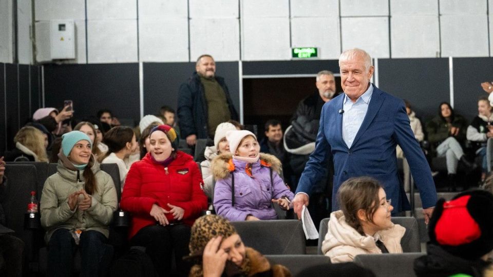 Сергей Гармаш привез Чебурашку в Херсонскую область Сергей Гармаш привез Чебурашку в Херсонскую область