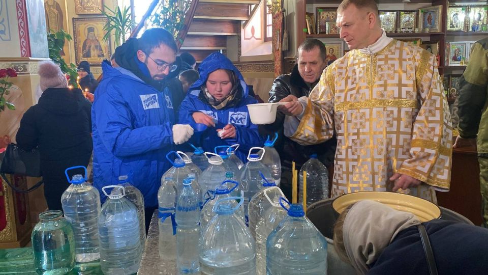 Освященную воду в праздник Крещение Господне доставляют маломобильным жителям Херсонской области волонтеры Единой России и молодогвардейцы Освященную воду в праздник Крещение Господне доставляют маломобильным жителям Херсонской области волонтеры Единой России и молодогвардейцы